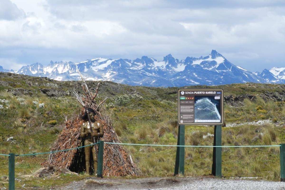 Barco de excursión durante un desembarco en el Canal Beagle