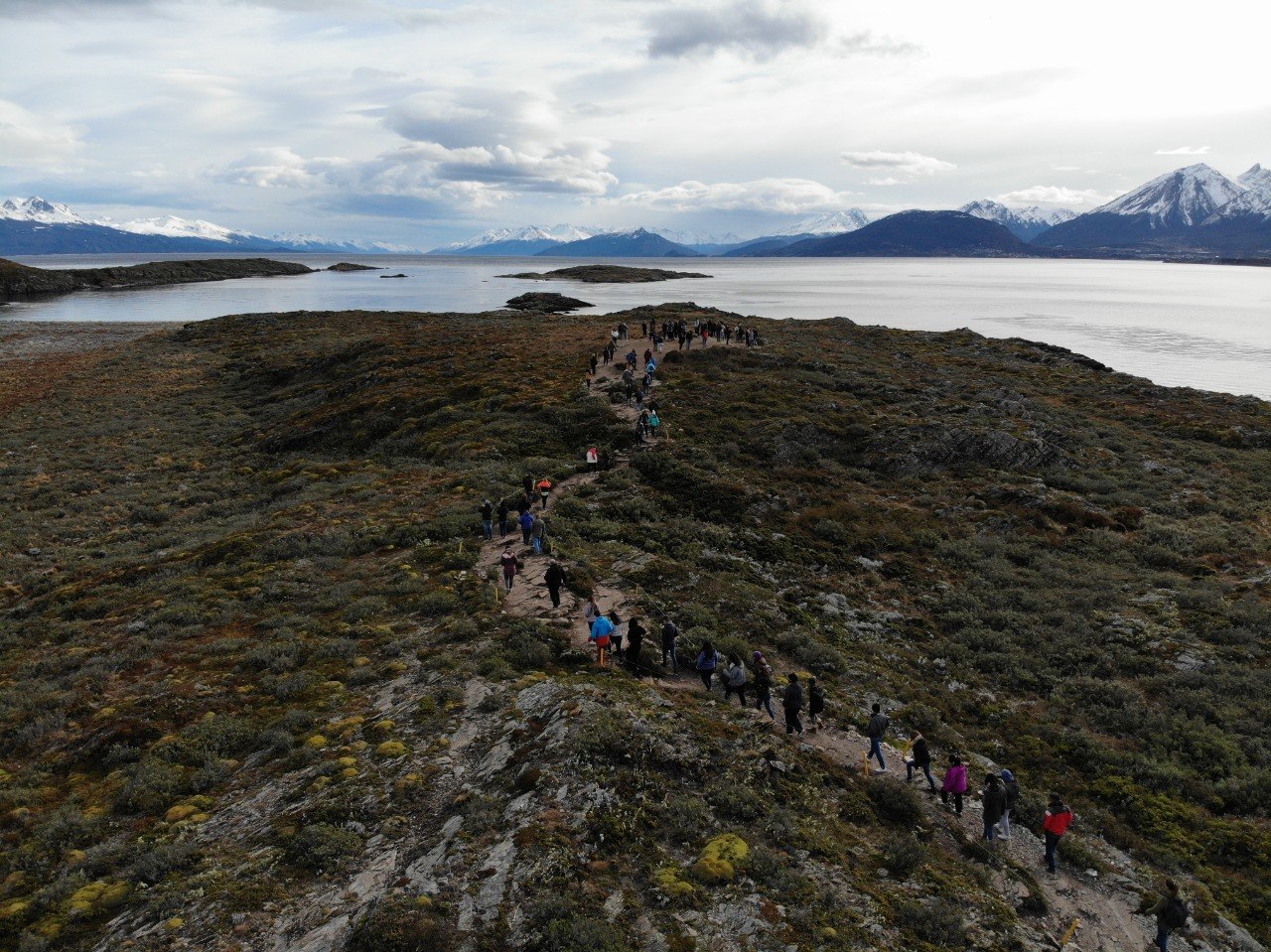 Vista aérea de caminata durante una excursión con desembarco en el Canal Beagle