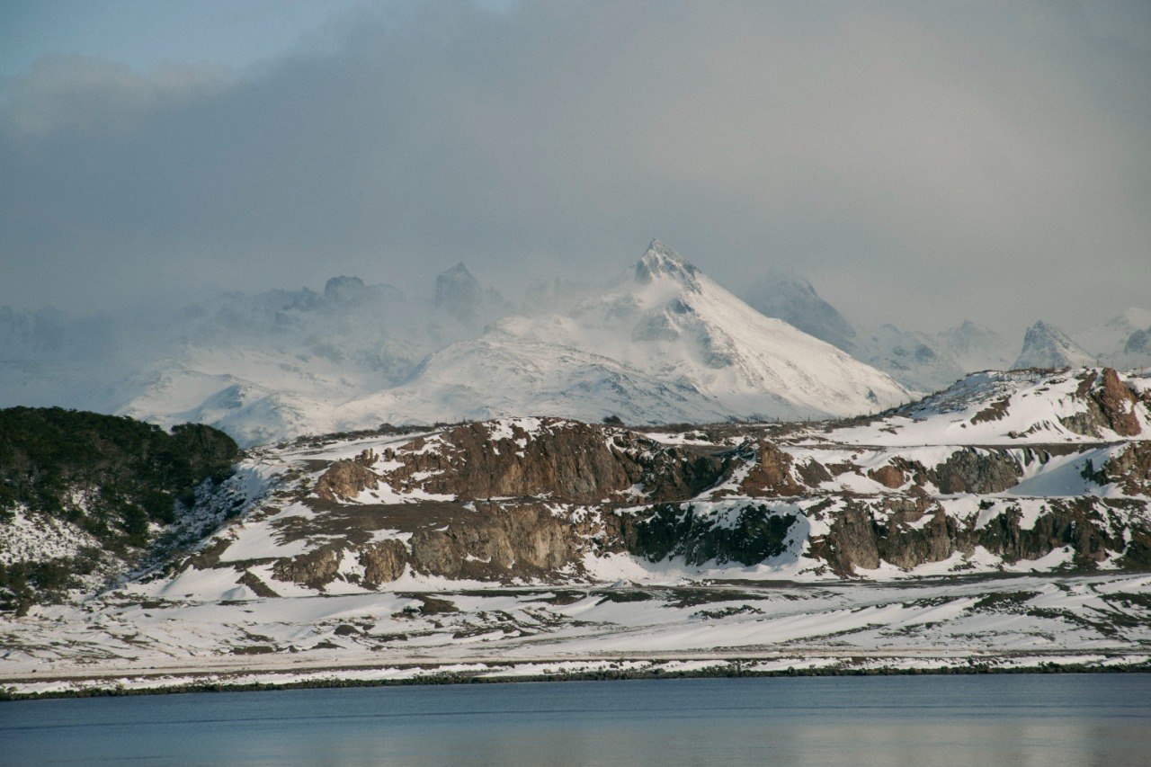 Paisaje del Canal Beagle durante una navegación en Ushuaia