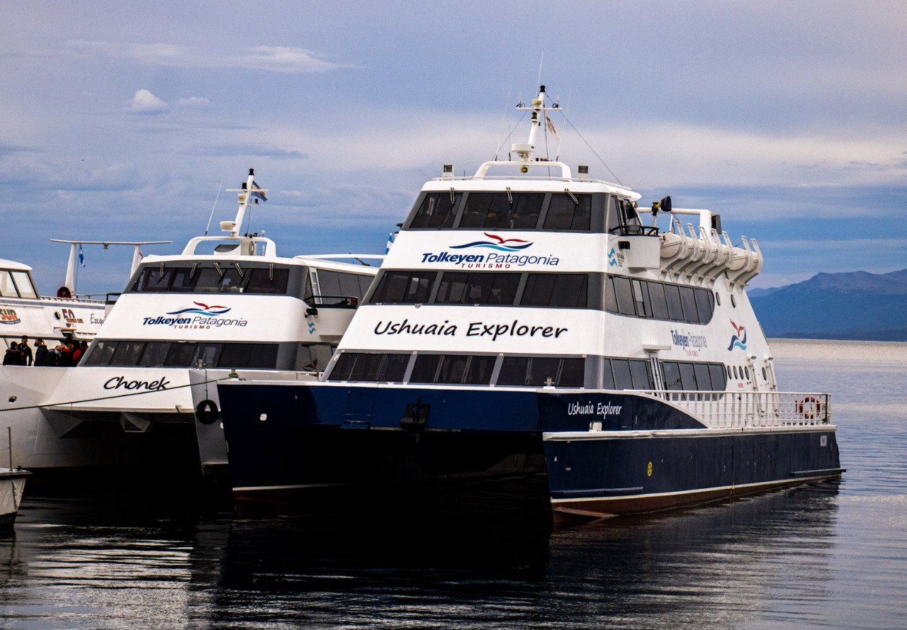 Catamaranes de excursión en Ushuaia antes de navegar el Canal Beagle