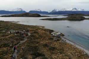 Desembarco en una excursión por el Canal Beagle con paisaje austral de fondo