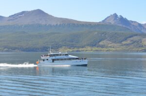 Excursiones por el Canal Beagle en Ushuaia con embarcación navegando el recorrido