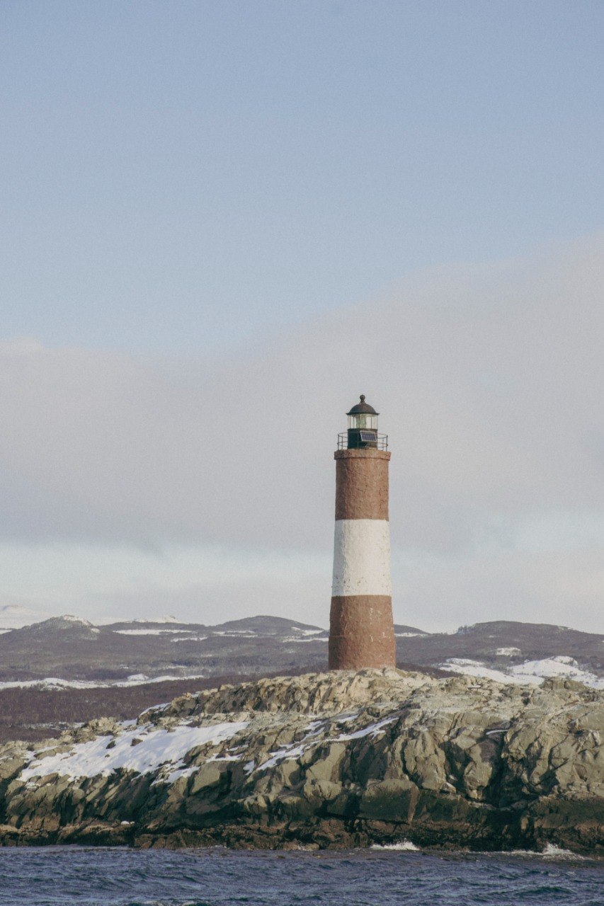 Faro Les Eclaireurs visto durante una navegación por el Canal Beagle