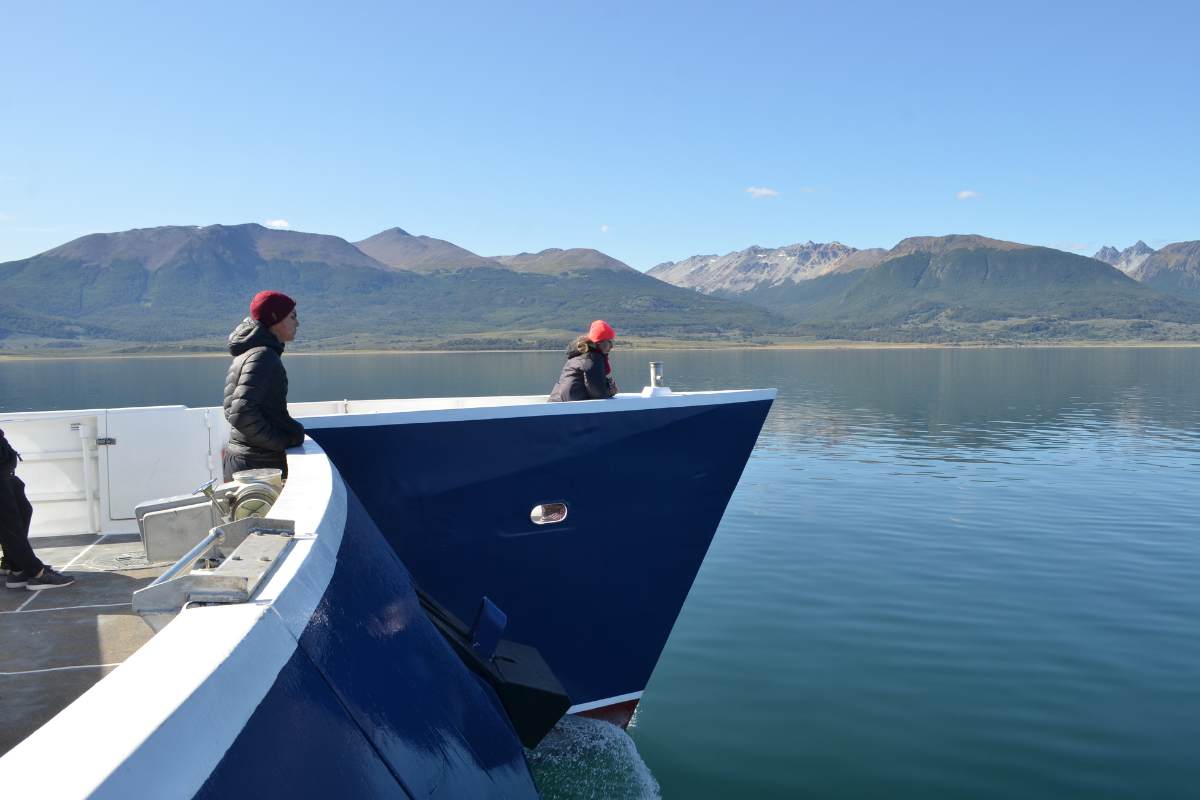 Visitantes tomándose una foto frente al Faro Les Eclaireurs en Ushuaia