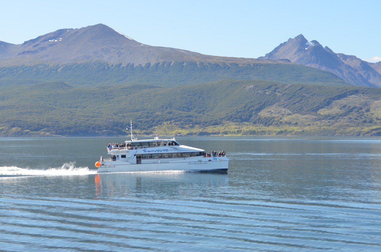 Barco navegando por el Canal Beagle en una excursión desde Ushuaia