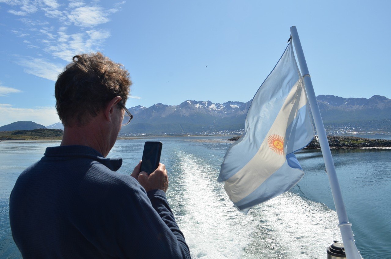 Navegación por el Canal Beagle en Ushuaia con vista abierta del recorrido