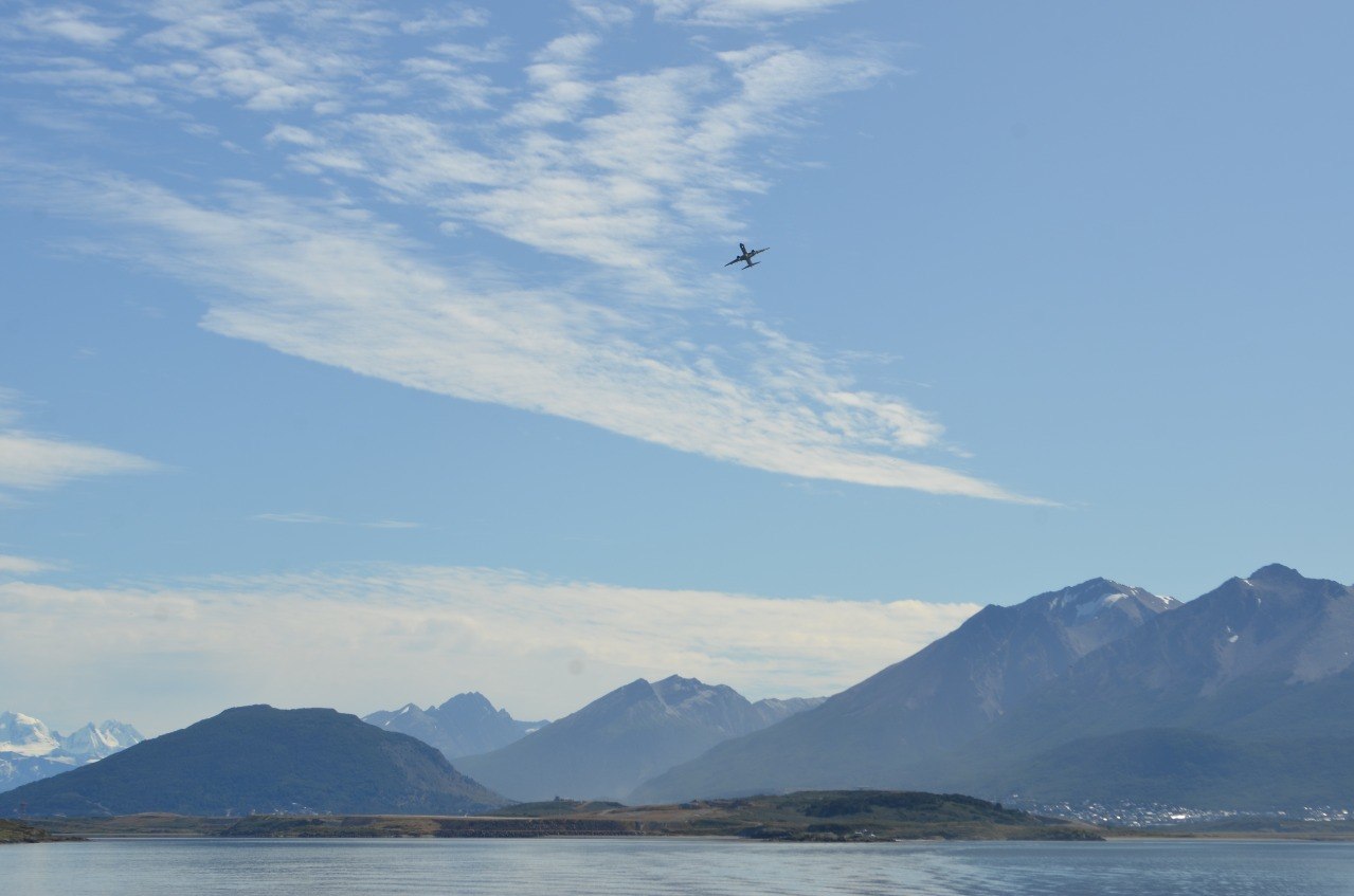 Vista de Ushuaia y el Canal Beagle durante una navegación turística